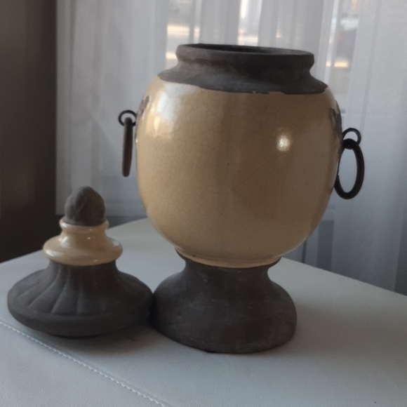 Capped vase - Picture 2 of 4